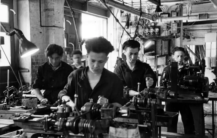 Photograph of the ORT School in London.