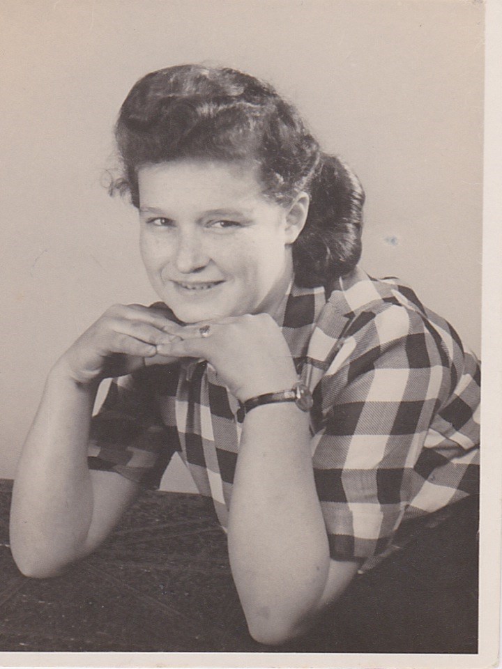 Photograph of Roma Rozenman in 1945.