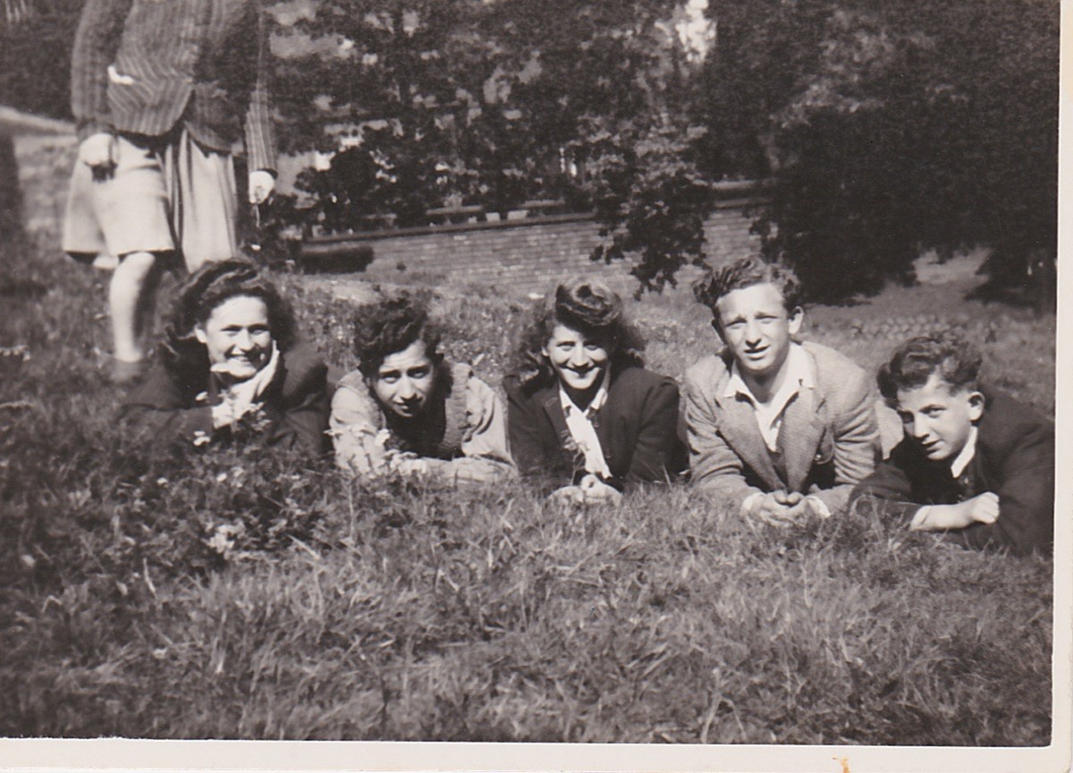 Photograph of Manchester 1946. L to R Roma, Unk, Bluma, Unk, Bluma brother