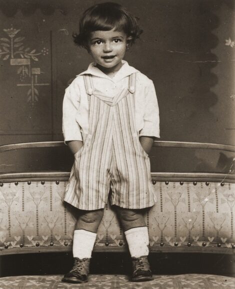 Photograph Erika Vermes 1932-33 in her father's studio in Topolcany, Slovakia