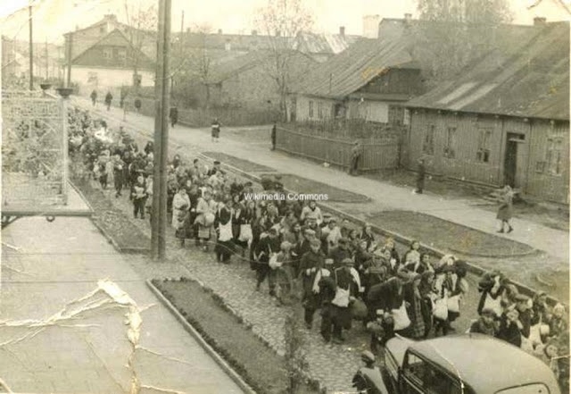 Photograph of Konskie Jews being deported to the Treblinka extermination camp.