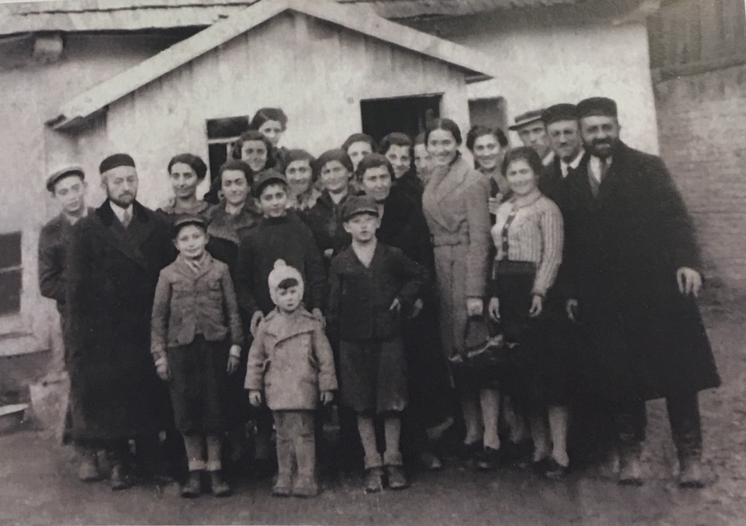 Photograph of Moshe Rosenberg's Family before World War II.