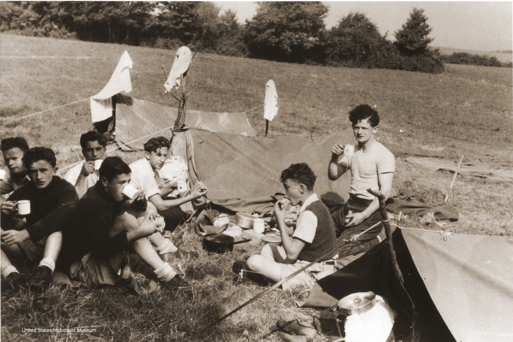 Photograph of the Boys camping on the Isle of Wight, 1946. Among those pictured are Paul Gast (center), Szlomo Kuszerman (second from the right) and Moniek Goldberg (right).