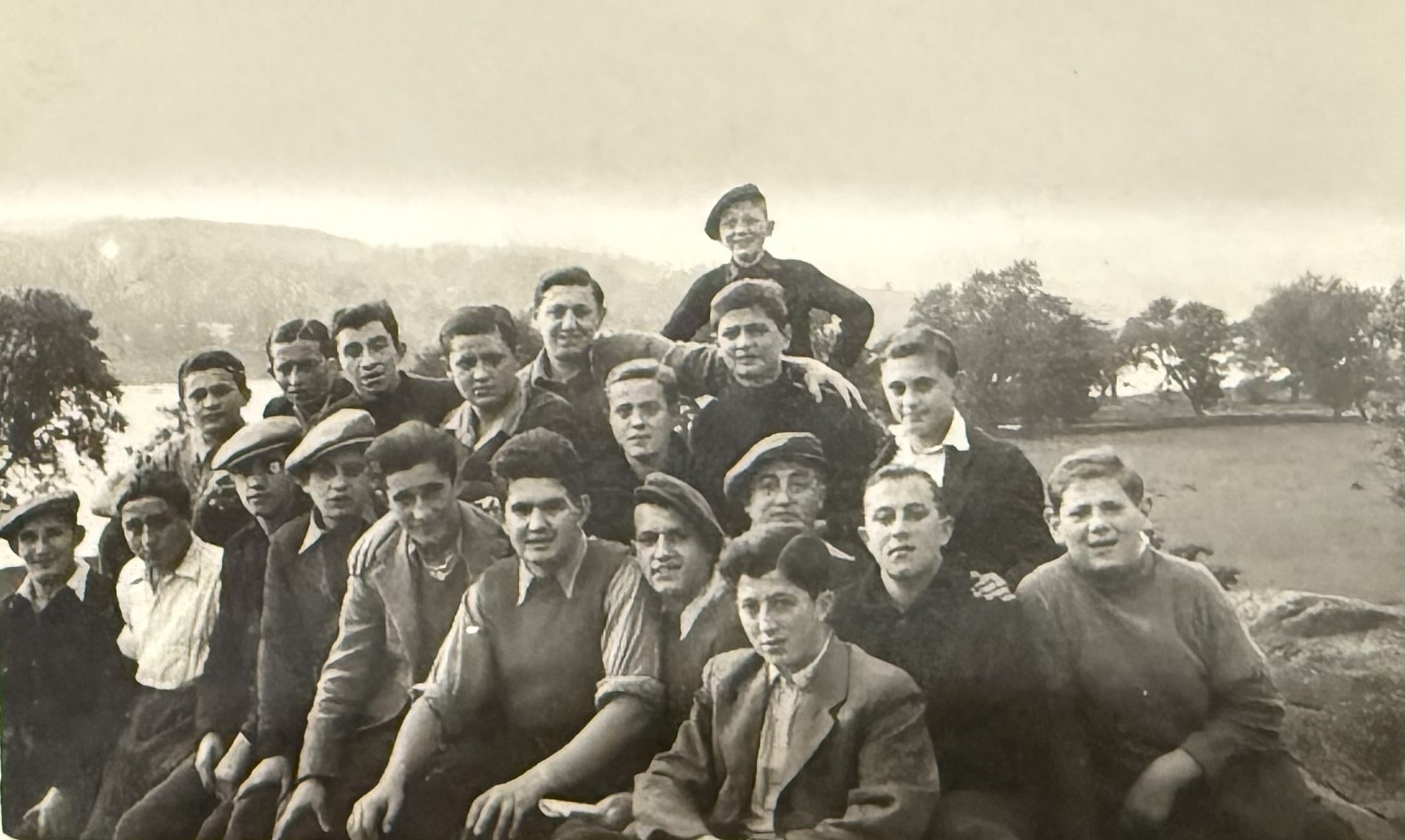 Photograph of Harry Wajchendler, Gerson (Jeff) Frydman, Isaac Pomeranz, Chaskel Orzech, Menachem Waksztock, centre back, & friends in Windermere, 1945