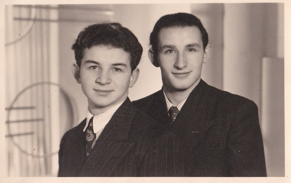 Photograph of Howard (Chaim) Chandler and brother, Harry (Herschel) Wajchandler