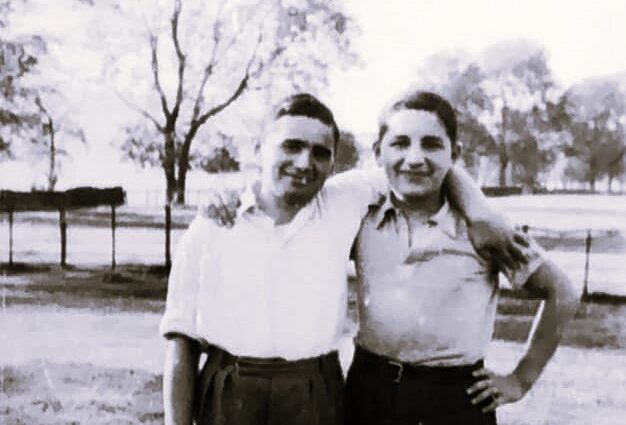 Photograph of Sender Riseman (L) and brother Yitschok (R)