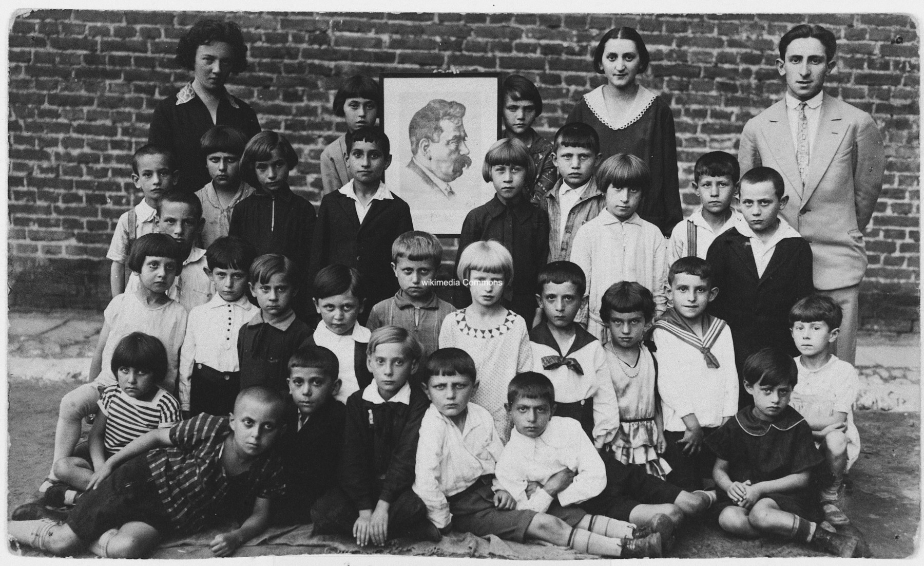 Group portrait of the first grade class of the Bundist school in Kalisz - 1930-1934