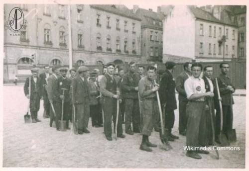 Jewish forced labour unit Adolf Hitler Platz, Kalisz 1941.